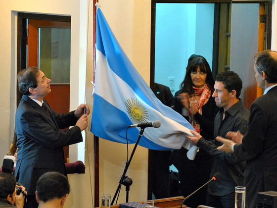 Maxi y Miguel Zamarini, Presidente del Concejo, izando la bandera  || Juan Pablo Ferrando Ahoradeportes.com