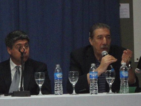 Mario Giammaria, Presidente de la Asociaci&oacute;n Rosarina de F&uacute;tbol, disertando en el IUGR.