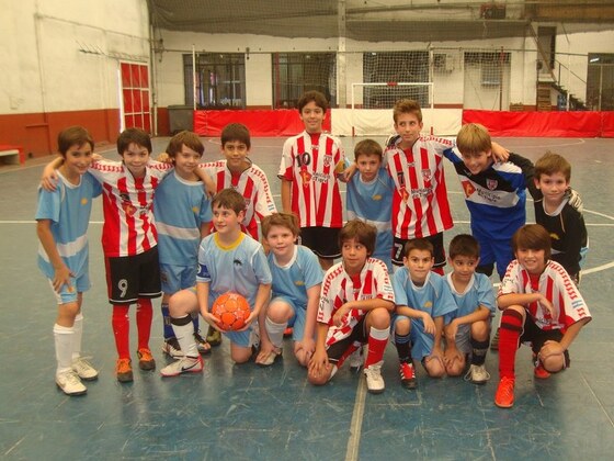 La 8va divisi&oacute;n de Horizonte posa con los chicos de Glorias Futsal, de Tigre.