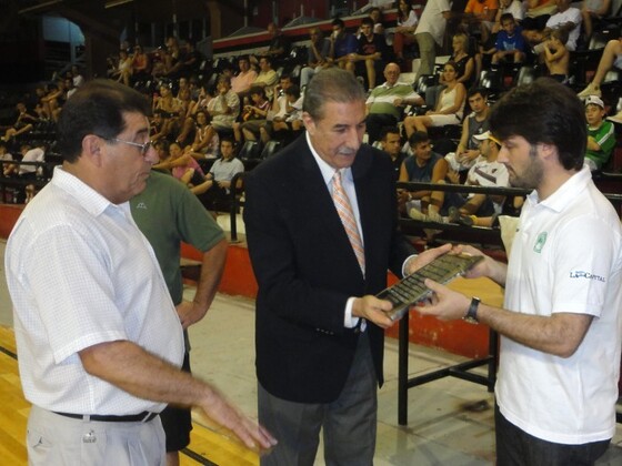 Giammaría recibiendo la plaqueta de la Subcomisión de Futsal por los cinco años de apoyo.