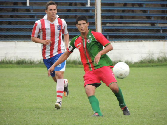 Diego Junco sale jugando. El capitán rojiverde hace valer su experiencia. Foto: Bruno Cerino.