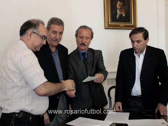Mario Giammar&iacute;a, Aldo Poy y Miguel Zamarini, haciendo entrega de uno de los cheques.