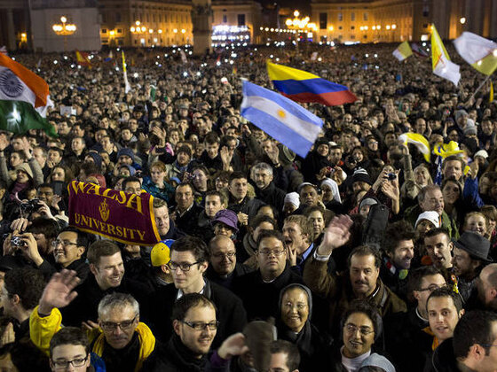 La Plaza de San Pedro repleta de gente y entre las banderas, la Argentina. Foto: Clarín.