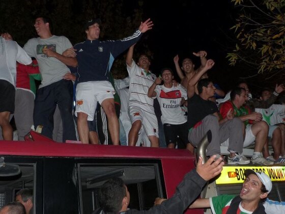 El intendente de Villa G. Gálvez cedió la autobomba para los festejos. Foto: Fútbol con Estilo.