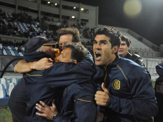 Festeja el cuerpo técnico y Javier Toledo, el goleador en la Tazita de Plata. Foto: La Capital.