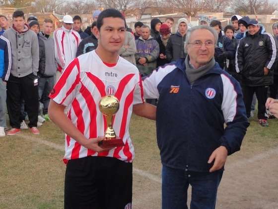 Matías Aguirre, de Renato Cesarini, recibió el trofeo al goleador. Convirtió 7 en 5 partidos.