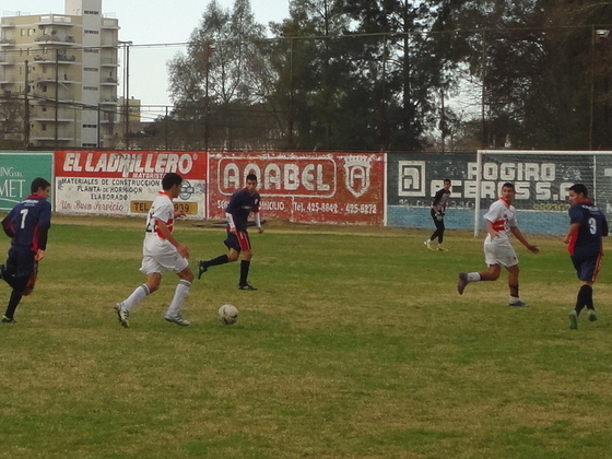 Matías Aguirre, delantero del Sub16 de la ARF, le pide el pase entre líneas a Jonatan Alvarez.