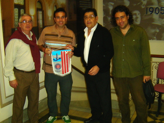 Christian Meloni con el bander&iacute;n que le obsequi&oacute; el Consejo Auxiliar de Futsal en Rosarina.