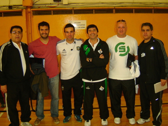 Christian Meloni con los técnicos de Rosario, y con Carlos Benítez, el primero de la izquierda.