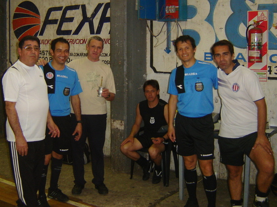 Hubo cinco árbitros en toda la jornada. Aquí se los ve en un descanso, junto a Carlos Benítez.