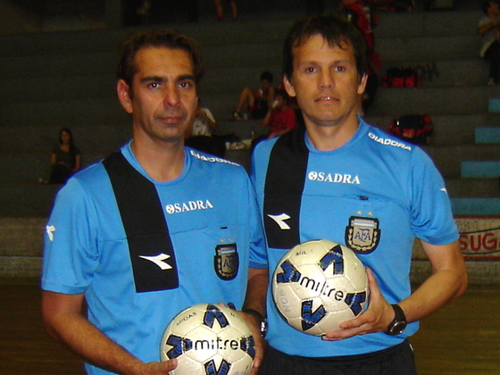 Walter Chavarri y Adrián Baigorria, experimentados árbitros de futsal, con las pelotas Mitre.