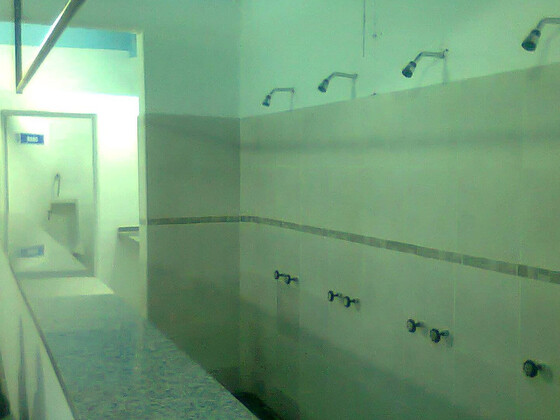 El vestuario local qued&oacute; impecable. He aqu&iacute; su zona de duchas. Foto: El Sala&iacute;to.