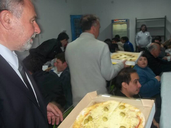 El Presidente Daniel Mariatti, hasta se animó a servir a la gente. Foto: Pasiones Rosarinas.