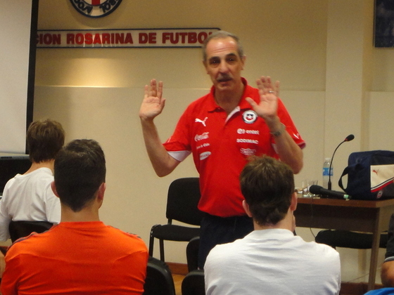 Vicente De Luise disert&oacute; ante los t&eacute;cnicos de futsal rosarinos, en una clase muy instructiva.