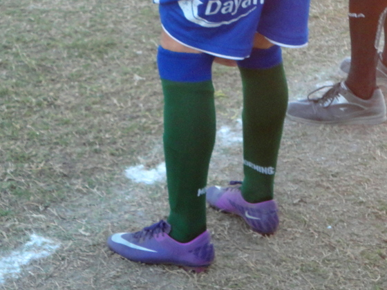 Gastón Brenga, de Morning Star, usa unos botines Nike de color violeta.