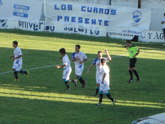 Luciano Pons festeja el tercer gol salaito, el segundo personal. La gente se fue ilusionada.