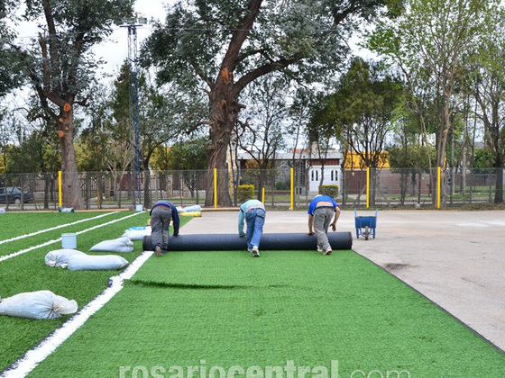 Obra en proceso. Así se trabajó para extender la carpeta verde. Foto: www.rosariocentral.com.