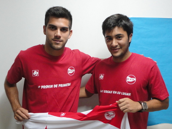 De izq. a derecha: Diego Boasso, autor de un gol el domingo, y Matías Juárez. Fanas del rojo.