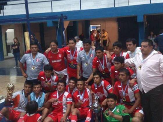 El campeón de Córdoba es la Colonia Peruana. Tiene sólo jugadores de ascendencia peruana.