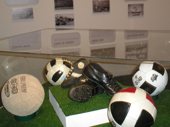 Balones antiguos y botines réplicas de los que se usaban en las primeras décadas del siglo XX.