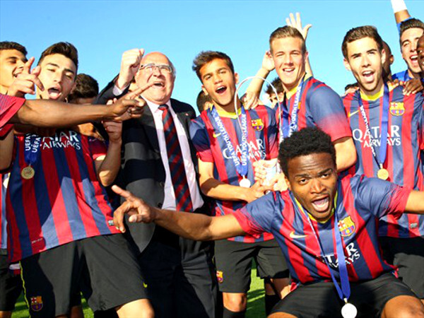 Maxi Rolón festeja, sobre el costado izquierdo de la imagen. Barça fue campeón Sub-19.