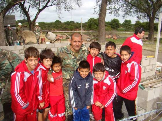 El Principal Vera junto a los niños del club. Soldados y jugadores trabaron una amistad.