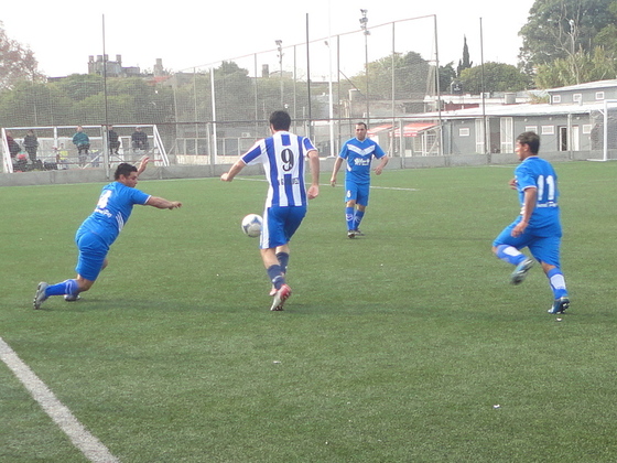 Barrida x 2. El goleador de Gálvez, Lucas Muñoz, será bajado en esta jugada de los dos lados.