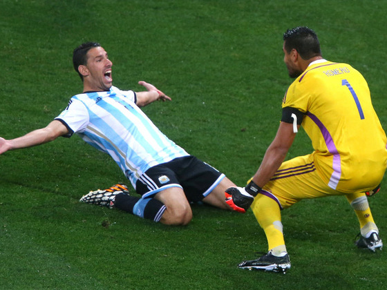 Maxi Rodríguez abraza a Sergio Romero. La Fiera convirtió su penal, el cuarto argentino.