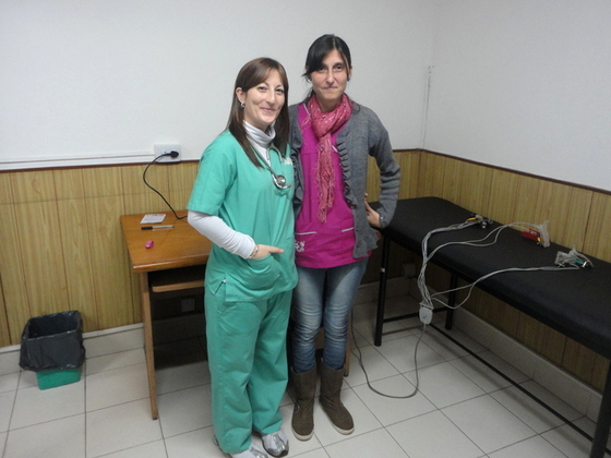Mar&iacute;a Noel Panto y Alejandra Mobilia, las doctoras que est&aacute;n realizando las revisaciones.