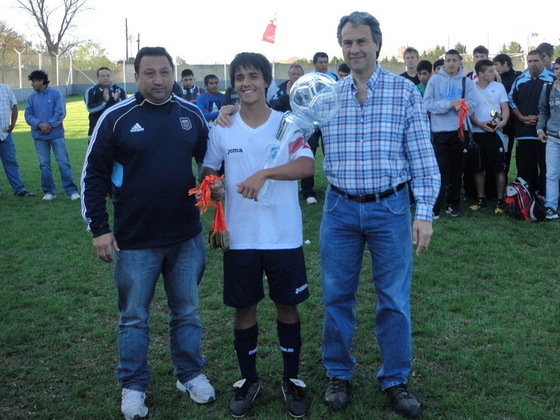 El capit&aacute;n de Santa Fe, Agust&iacute;n Olivera, recibiendo el m&aacute;ximo trofeo del campeonato.
