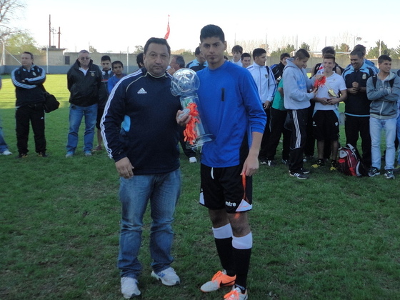 Franco Vélez, capitán de Rosario, recibe la Copa de Subcampeón 2014.