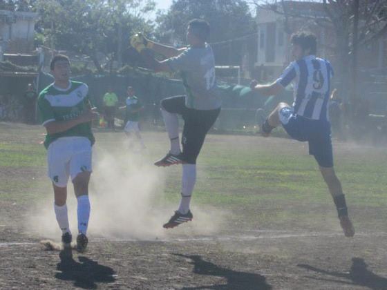 Muñoz, que marcaría una tripleta, salta a molestar al arquero rival. Foto: Chaty Torres.