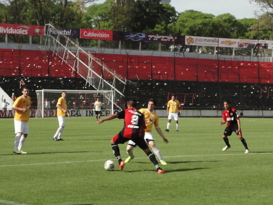 Nicolás Palacio, autor del primer gol del encuentro, supera a Previti en mitad del campo.