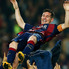 En la cima del mundo. Messi, lanzado al aire por sus compañeros, festeja el nuevo récord.
