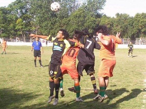 Fondacaro y Ojeda saltan por el lado de Alianza, Arestegui y Gutiérrez lo hacen por Botafogo. Linda imagen.