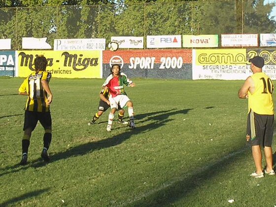 Fabricio Aguilar, autor del único gol, la aguanta contra la raya. Lleva 4 gritos en el torneo.