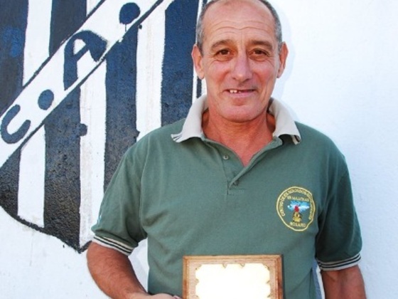 Tito D'ottavio posa con su plaqueta y, de fondo, el escudo de Sparta, el club que lo vio nacer.