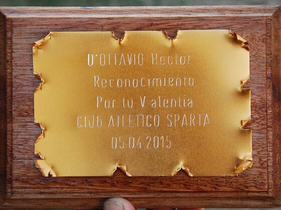 La famosa plaqueta que recibió Héctor D'ottavio.