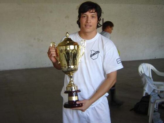 El toro Oscar Jara posa con la Copa Pinasco 2009. El goleador jugará ahora en Argentino de Fuentes.
