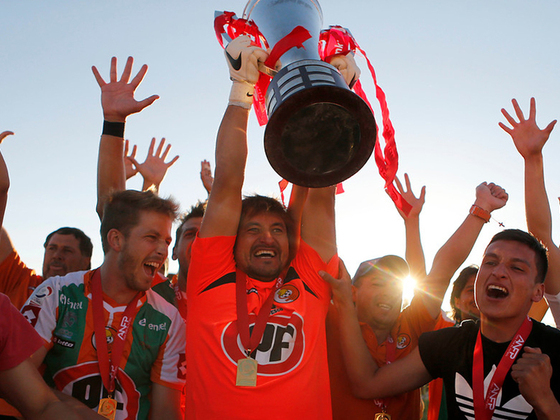 Los jugadores levantan la copa (y sus manos), y gritan "Campeones". / Foto: Prensa Fútbol.