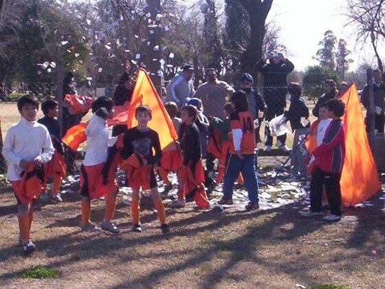 Sobró color. Los 2002 de Adiur dieron la vuelta olímpica con tres "banderas de palo" anaranjadas.