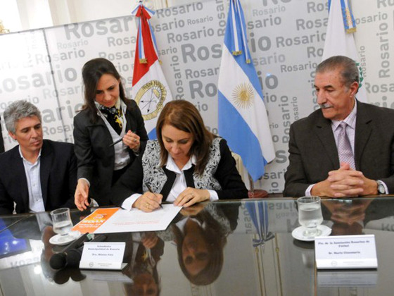 La intendenta Fein al momento de firmar el acuerdo. Foto: www.rosarionoticias.gob.ar.