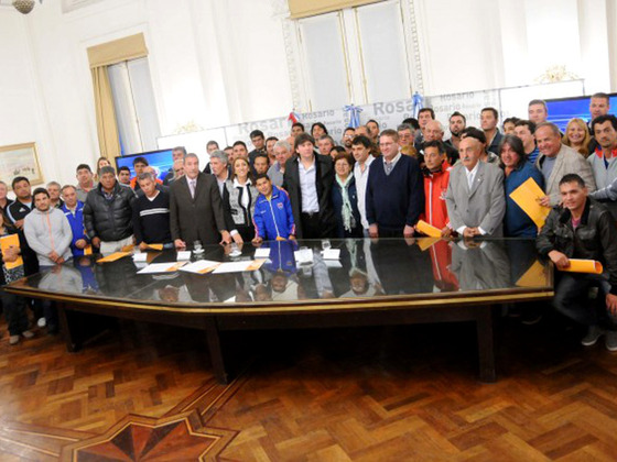La foto final con todos los representantes presentes. Foto 4 y 5: www.rosarionoticias.gob.ar.