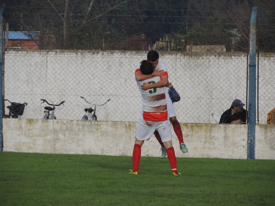 Abrazo de gol. Galligo se anticipó para el 2-1 y lo festeja con Armani.