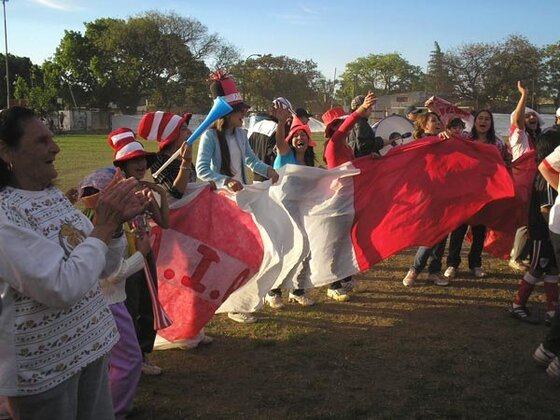 La platea femenina de Arijón le puso calor y color a la tarde, con gorros, bombos y banderas especiales.