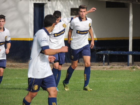 Santiago Visconti (frente) festeja el gol que abrió la cuenta.