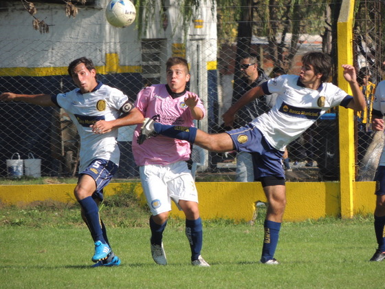 "Chapu" Cordero (ex NOB) intenta llegar al balón ante la marca de Mazzini y López Nofri.