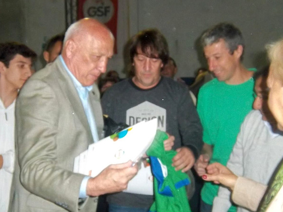El responsable del Ejecutivo Provincial se llevó como presente la casaca del club verde.