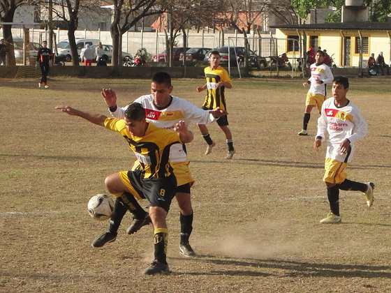 Gastón Canteros, uno de los históricos de Alianza, aguanta la pelota contra una banda.