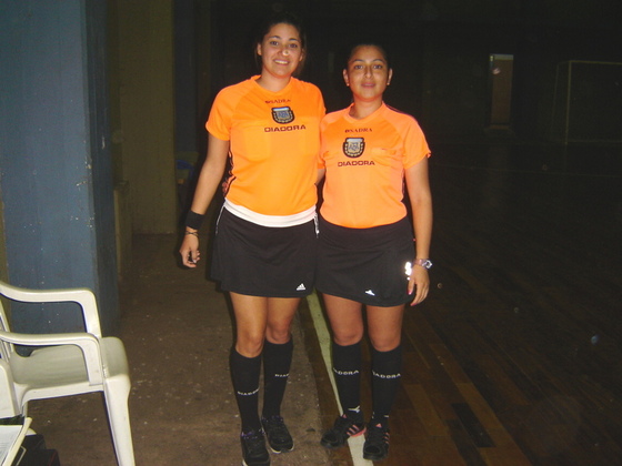 Las dos Aldanas, jóvenes árbitros de la Asociación, que están incursionando en el futsal.